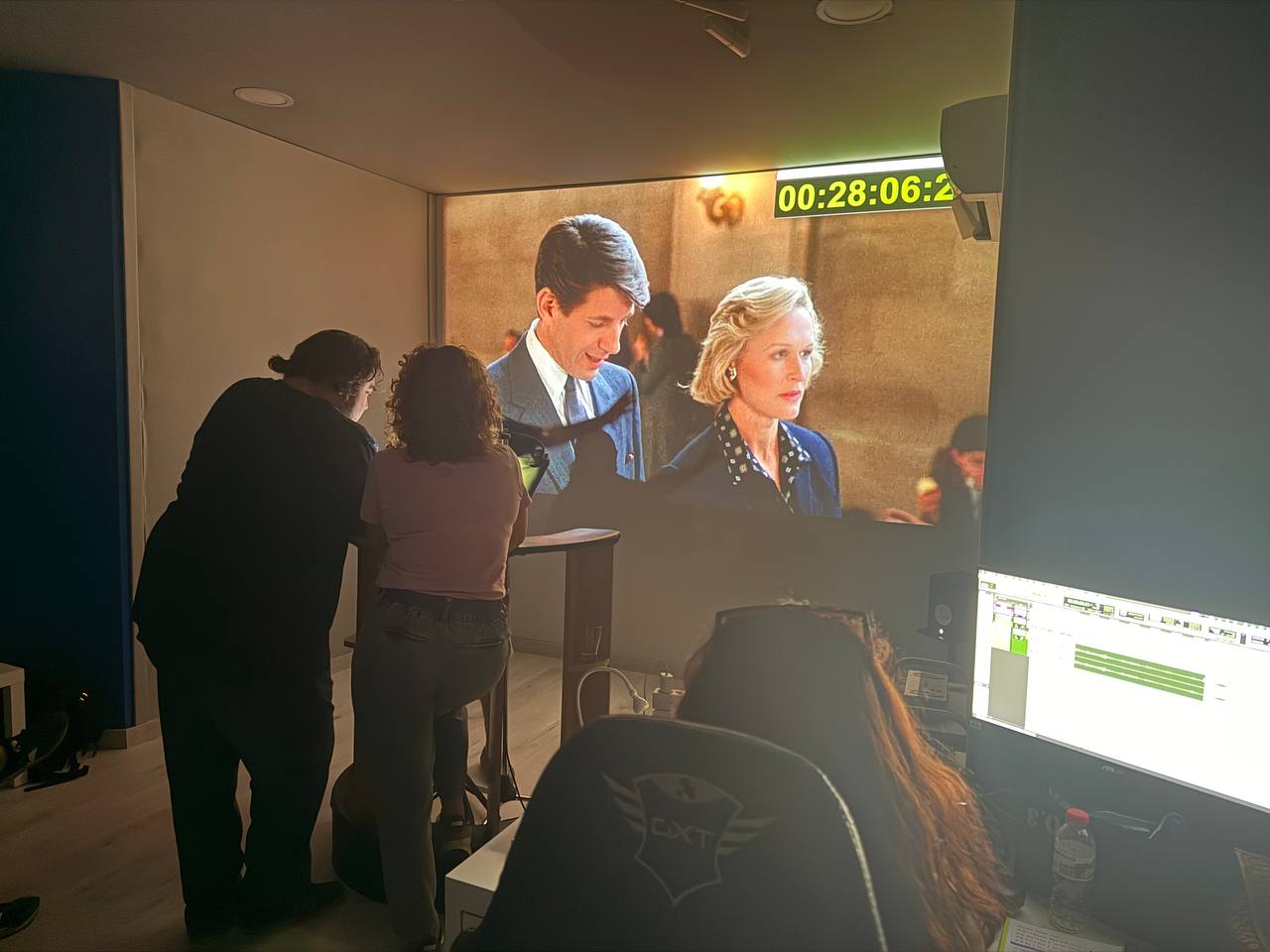 Dos personas doblando su escena en el estudio